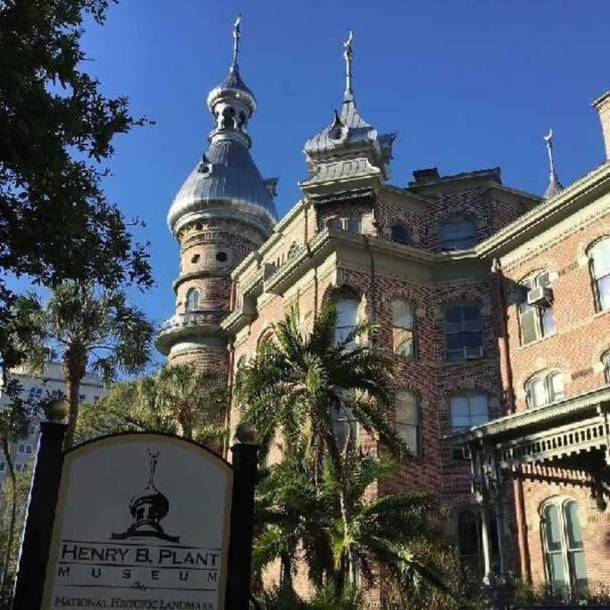 Lodging Near The Sun Tampa Exterior photo